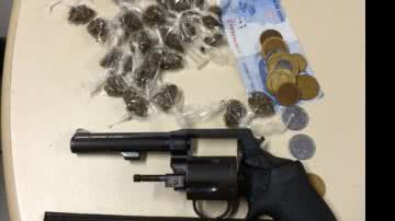Imagem Policiais militares prendem jovens com arma, drogas e munição em Brotas