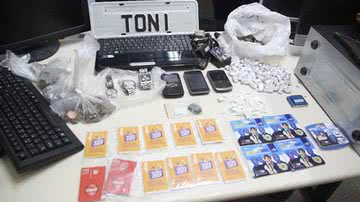 Imagem Grávida de cinco meses é flagrada com droga e submetralhadora