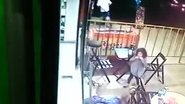 Imagem Vídeo: homem é executado com criança no colo dentro de restaurante