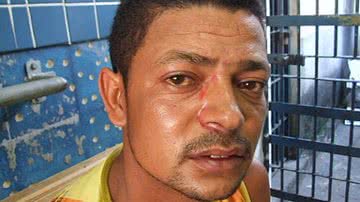 Imagem Marido insatisfeito com esposa sambando dá surra com bainha de facão 