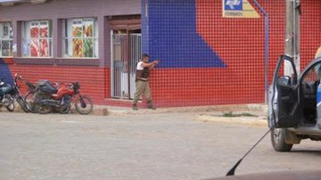 Imagem Vídeo: bandido faz refém em assalto a agência dos Correios em Belo Campo