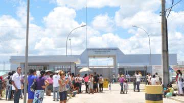 Imagem Familiares de presos fazem protesto em presídio de Eunápolis