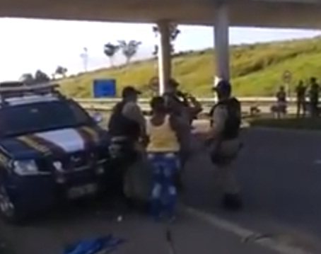 Imagem Vídeo: Policial rodoviário federal agride vendedora ambulante