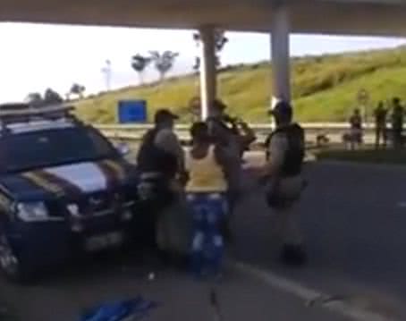 Imagem Vídeo: Policial rodoviário federal agride vendedora ambulante