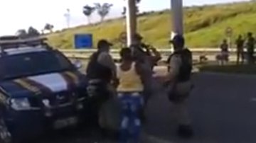 Imagem Vídeo: Policial rodoviário federal agride vendedora ambulante