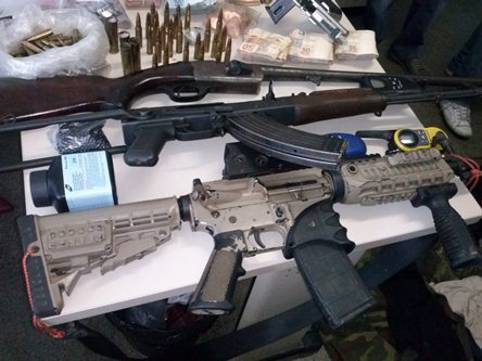 Imagem Tentando recuperar imagens sacras, a polícia apreende arsenal e fuzil AK47