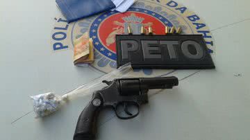 Imagem Dupla é presa com arma e drogas na Boca do Rio
