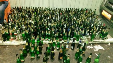 Imagem PM apreende centenas de garrafas de vidro no Réveillon e evita violência