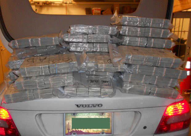 Imagem Idosa é pega com R$ 3 milhões no carro nos EUA