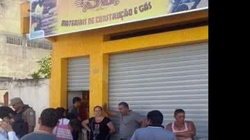 Imagem  Itabela: ladrões escalam muro, abrem buraco na parede e arrombam lotérica