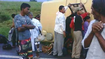 Imagem Ônibus fretado por índios capota e deixa 12 feridos