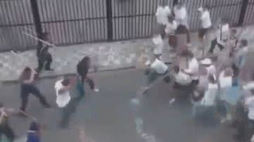 Imagem Torcida do Santos faz emboscada e agride corintianos diante de estádio