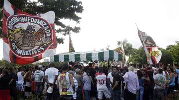 Imagem Emoção: puxador da Torcida Os Imbatíveis é sepultado neste sábado