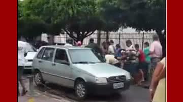 Imagem Homem joga dinheiro para o alto e R$ 8 mil voam pelas ruas 