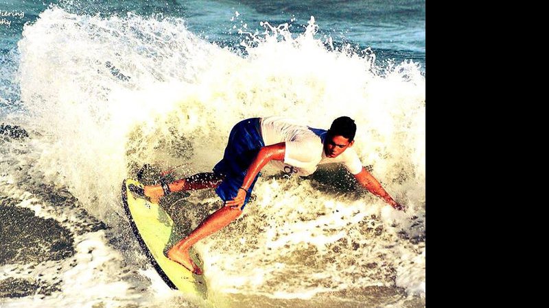 Imagem Corpo de surfista que teve ataque epilético na água é enterrado hoje