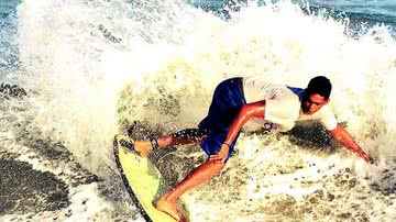 Imagem Corpo de surfista que teve ataque epilético na água é enterrado hoje
