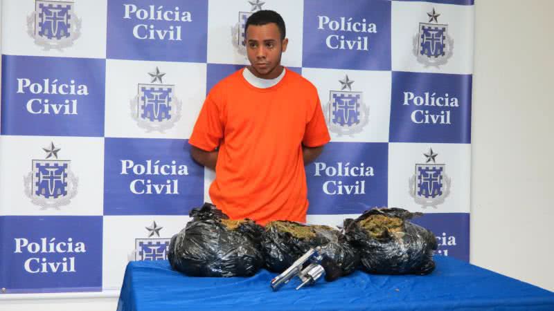 Imagem Homem é flagrado com quase 3 quilos de maconha em Itapuã