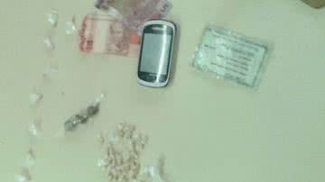 Imagem Adulto e dois adolescentes são flagrados com 50 pedras de crack na Liberdade