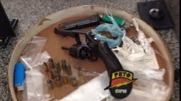 Imagem Polícia prende dois com arma e drogas em Simões Filho
