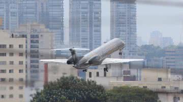 Imagem Cadeia: Com Dirceu, Genoino e mais 7, avião da PF decola para Brasília 