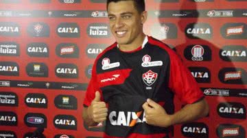 Imagem Apresentado, Ayrton diz que só depende de regularização para estrear