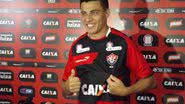 Imagem Apresentado, Ayrton diz que só depende de regularização para estrear