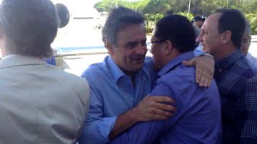 Imagem “Popular”, Aécio come acarajé em Cira antes de visita a ACM Neto