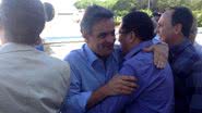 Imagem “Popular”, Aécio come acarajé em Cira antes de visita a ACM Neto