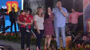 Imagem No discurso, Rui Costa se emociona ao lado da família e de Dilma