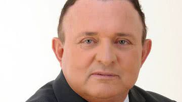 Imagem Adolfo Menezes no fio da navalha