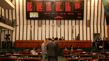 Imagem Presentão: deputados recebem 10 cestas de natal. Funcionários, apenas uma