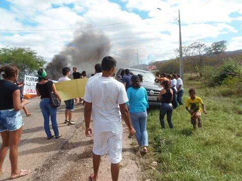 Imagem Deputado fura bloqueio de manifestantes e é vaiado em Brumado