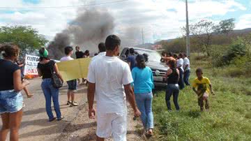 Imagem Deputado fura bloqueio de manifestantes e é vaiado em Brumado