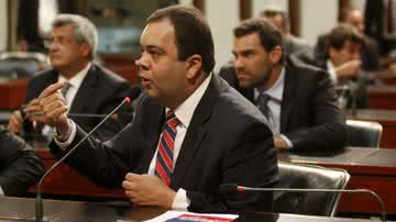 Imagem Elmar ironiza para Nilo: "marido traído"