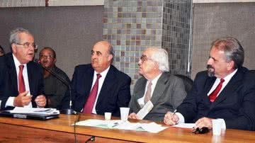 Imagem Devolução dos mandatos de deputados cassados é adiada