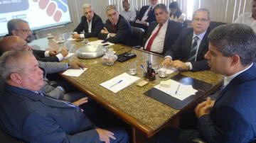 Imagem Em reunião com secretário, deputados só conseguem agendar outro encontro