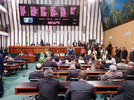 Imagem Votação na Assembleia leva 16 horas e termina às 8h30 da manhã de hoje
