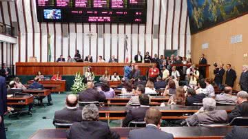 Imagem Votação na Assembleia leva 16 horas e termina às 8h30 da manhã de hoje