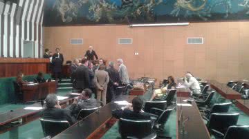 Imagem Sem acordo, deputados varam a madrugada em discussão na Alba 