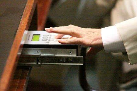 Imagem Deputado baianos votam fim do 14º e 15º salários hoje