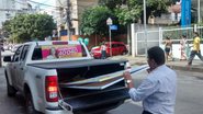 Imagem Fabíola Mansur retira placa da calçada, mas motorista esquece carro em passeio