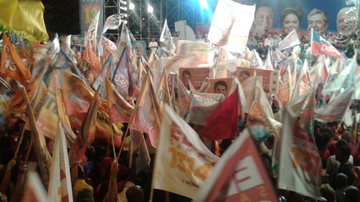 Imagem Comício Rui: bandeiras e placas tampam visão do palco e irritam Wagner