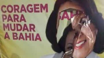Imagem Lídice tem peças publicitárias rasgadas por vândalos