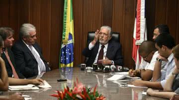 Imagem JW envia projeto de Lei com as reivindicações dos professores à Assembleia