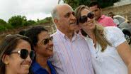 Imagem Se achando: povo agarra Souto, que se compara a George Clooney