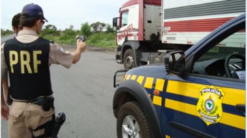 Imagem Policiais flagram caminhoneiro dirigindo carreta há dois sem parar