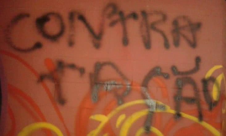 Imagem Torcedor picha muro do Barradão e Falcão minimiza: maioria está comigo