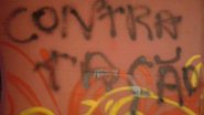 Imagem Torcedor picha muro do Barradão e Falcão minimiza: maioria está comigo