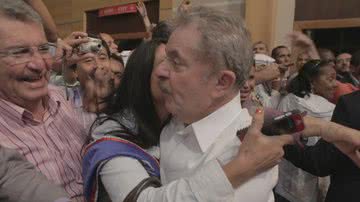Imagem Miss Bumbum fura bloqueio e dá aperto em Lula