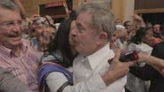 Imagem Miss Bumbum fura bloqueio e dá aperto em Lula